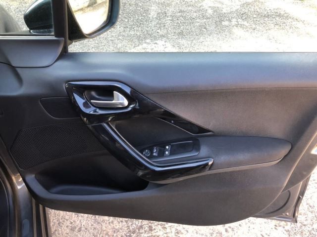 2013 Peugeot 208 Active 5dr image 9