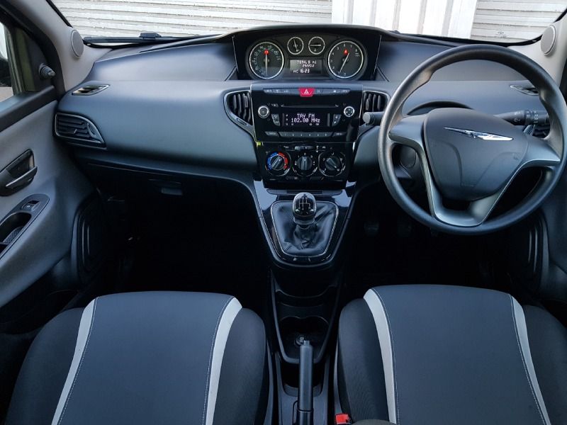 2014 Chrysler Ypsilon 1.2 5dr image 3