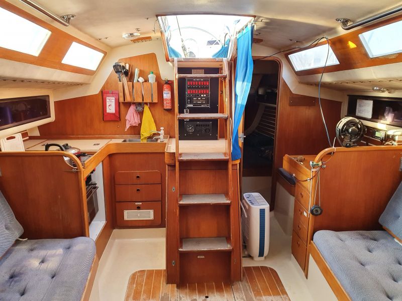 1988 Oyster Lightwave 395 image 9