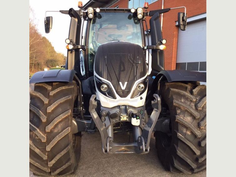 2019 VALTRA T214V SmartTouch Tractor image 1