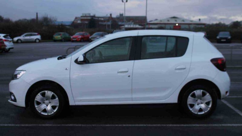 2017 Dacia Sandero 0.9 TCe Laureate 5dr image 3