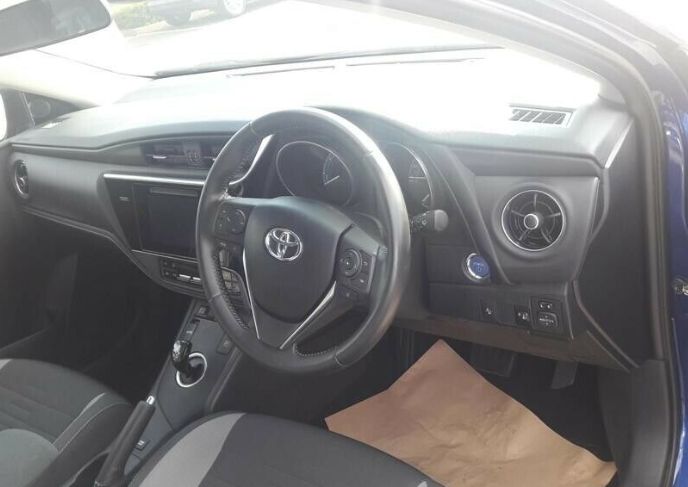 2016 Toyota Auris Hybrid 1.8 image 13