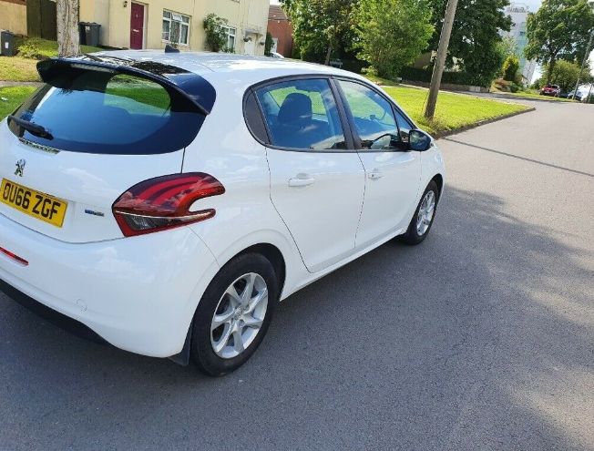 2016 Peugeot 208 1.2 5dr image 2