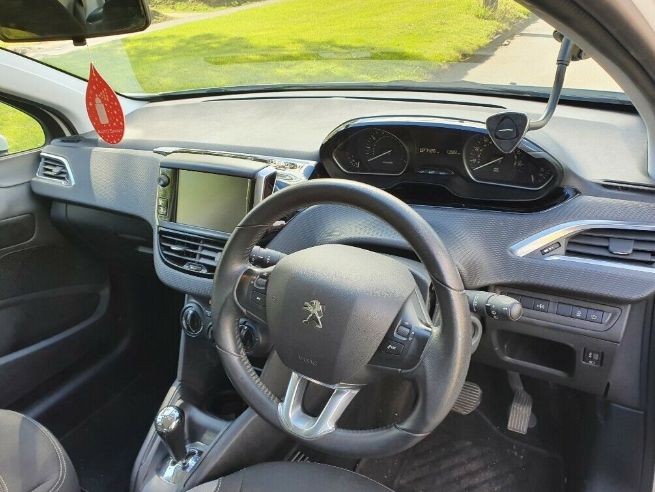 2016 Peugeot 208 1.2 5dr image 8