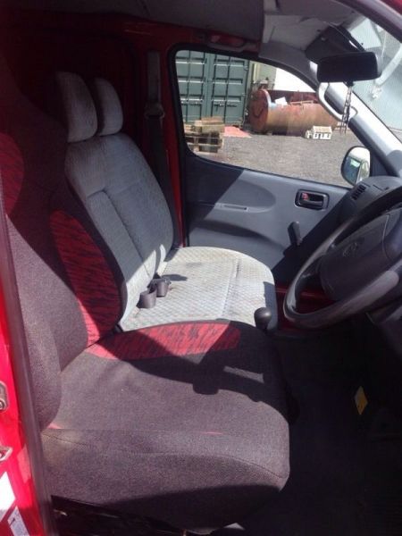 2003 Toyota Hiace van image 3