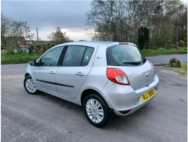 2010 Renault Clio Finished in Metallic Silver - Ideal 1St Car
