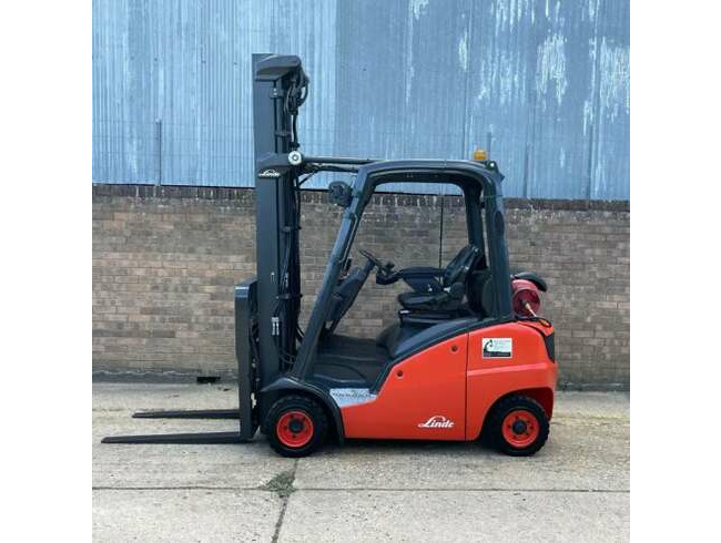 2012 Linde H20T Gas Forklift, Triple Mast