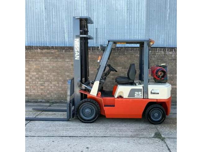 Nissan 2.5Ton Gas Forklift, Triple Mast with Sideshift