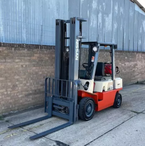Nissan 2.5Ton Gas Forklift, Triple Mast with Sideshift