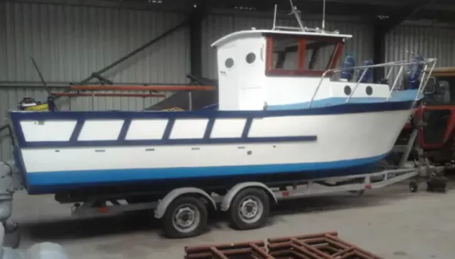 23 Ft Fibreglass Fishing Boat