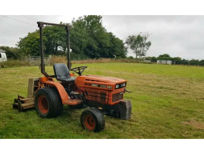 Kubota Compact Tractor B7200 with Finishing Mower