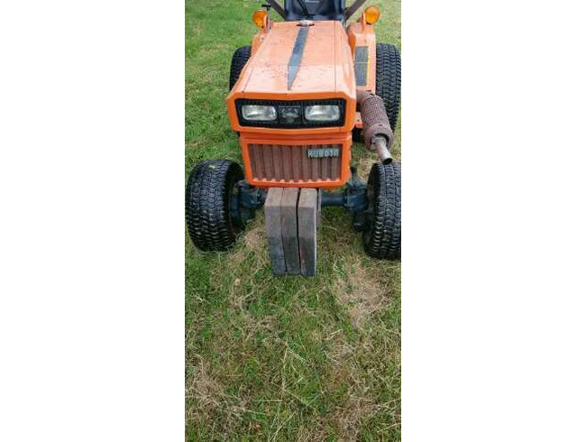 Kubota Compact Tractor B7200 with Finishing Mower