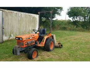 Kubota Compact Tractor B7200 with Finishing Mower