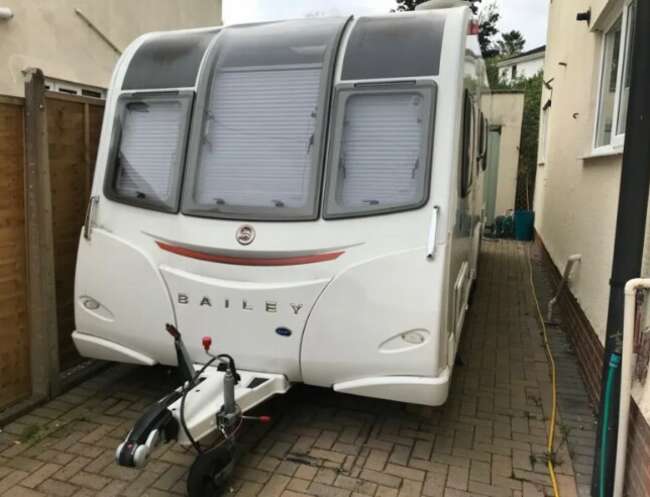 2016 Bailey Unicorn 3 Cordoba - Immaculate Condition, Fixed Rear Single Beds