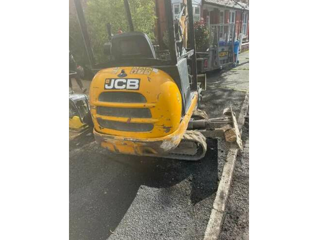 2017 JCB 8014