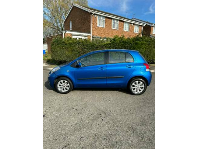 2011 Toyota Yaris 1.33 T-Spirit 5 door Blue Low mileage