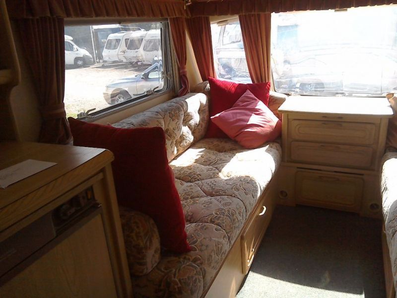 1997 Lunar Clubman 2 berth caravan - SUPER STARTER VAN image 8