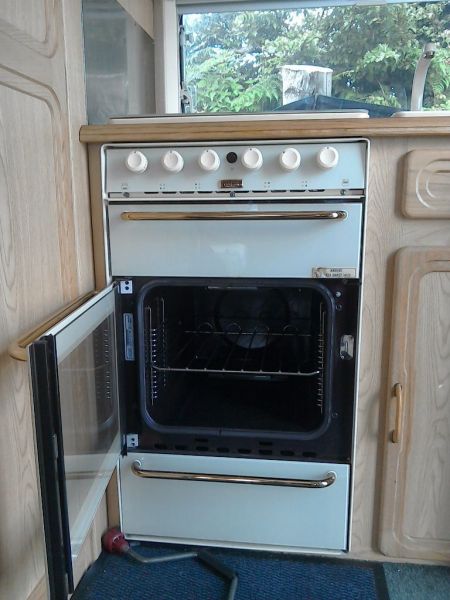 1997 Lunar Clubman 2 berth caravan - SUPER STARTER VAN image 9