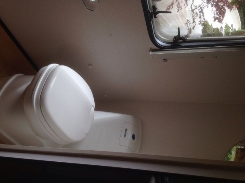 2003 Lovely Avondale Avocet Caravan image 7