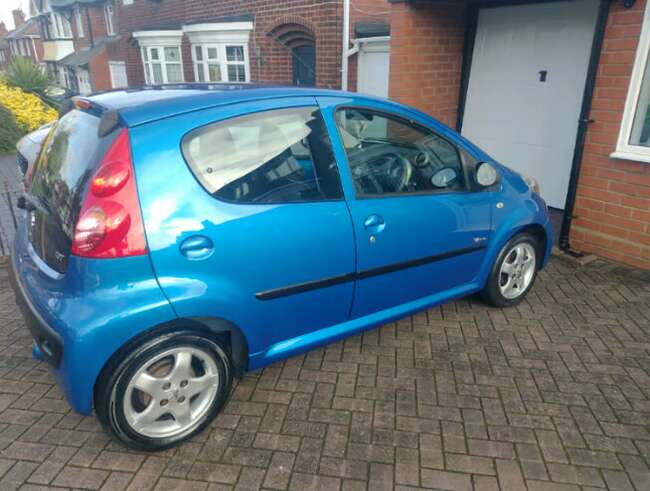 2010 Peugeot 107 Verve 1.0 Petrol. 5 door. Genuine 66000 miles.