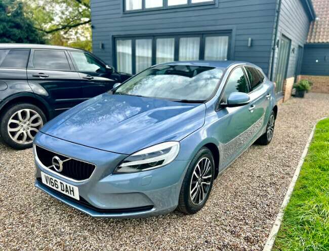 2017 Volvo V40 Momentum