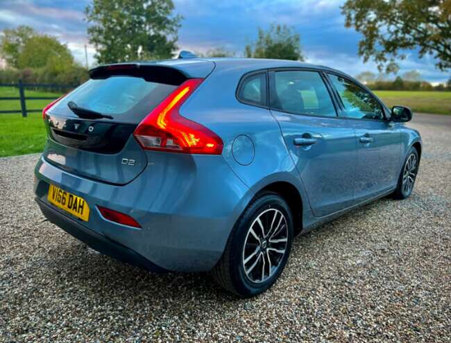 2017 Volvo V40 Momentum