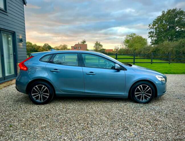 2017 Volvo V40 Momentum