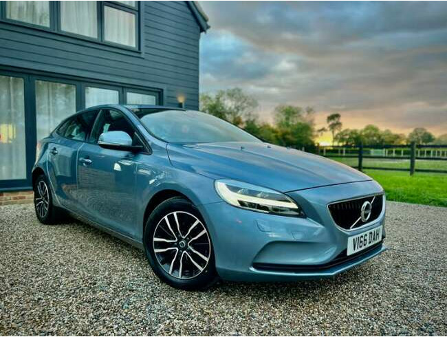 2017 Volvo V40 Momentum