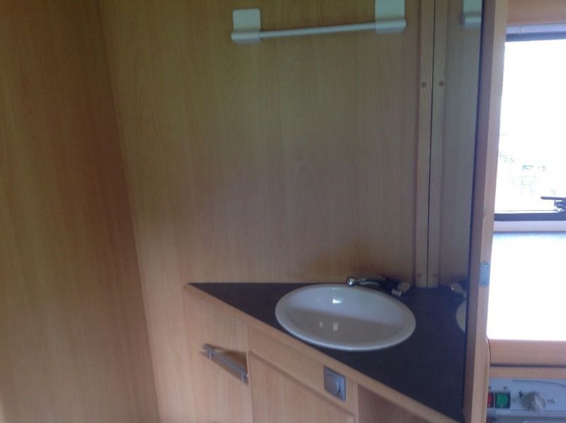 2005 Adria Altea 432 px 4 berth Fixed bed image 6