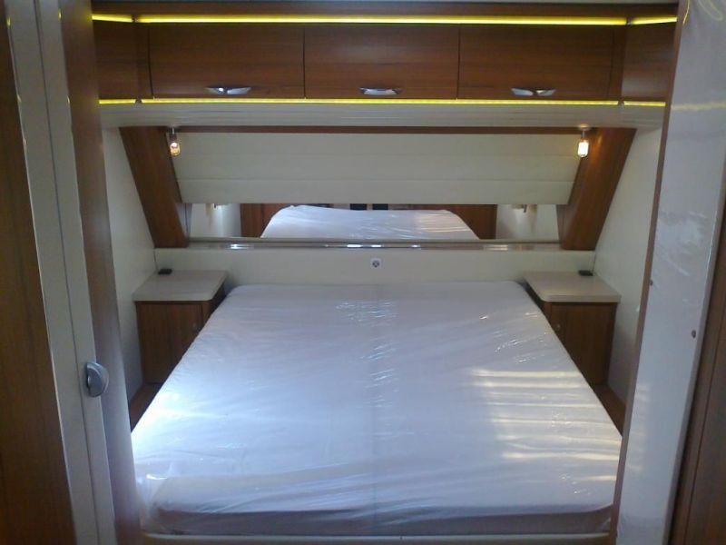 2012 Hobby caravan 650 premium ( ) island bed image 2