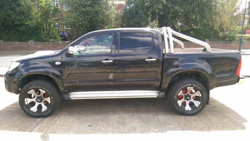 2010 Toyota Hilux Invincible image 1