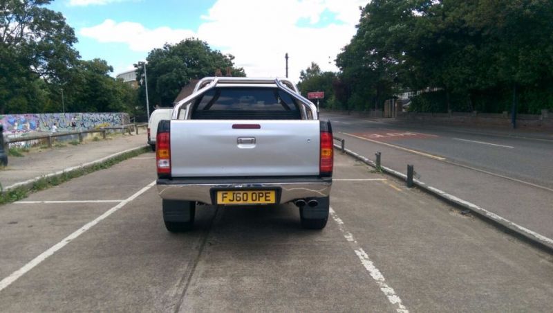2010 Toyota Hilux Invincible image 2