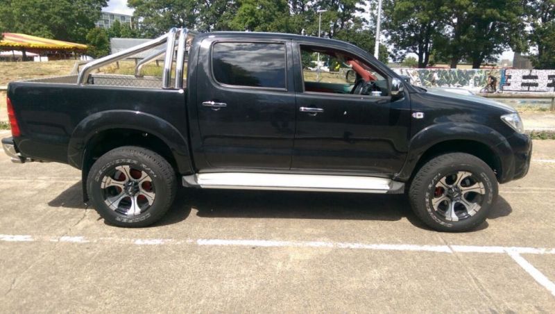 2010 Toyota Hilux Invincible image 3