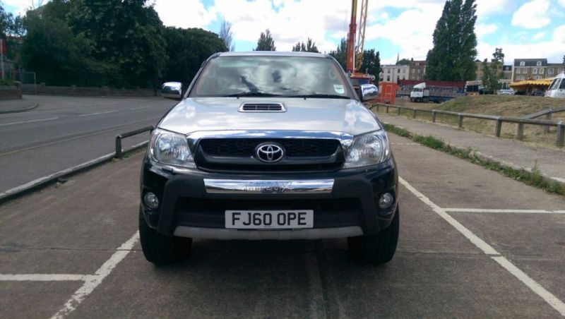2010 Toyota Hilux Invincible image 4