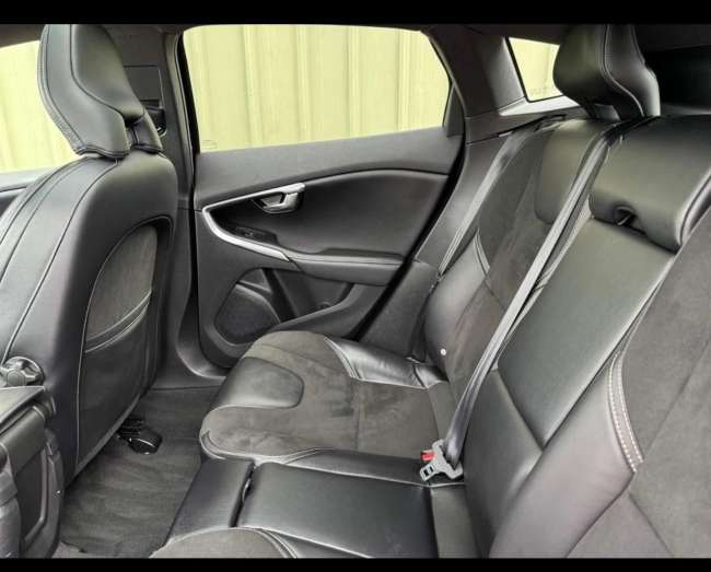 2016 Volvo V40 Black
