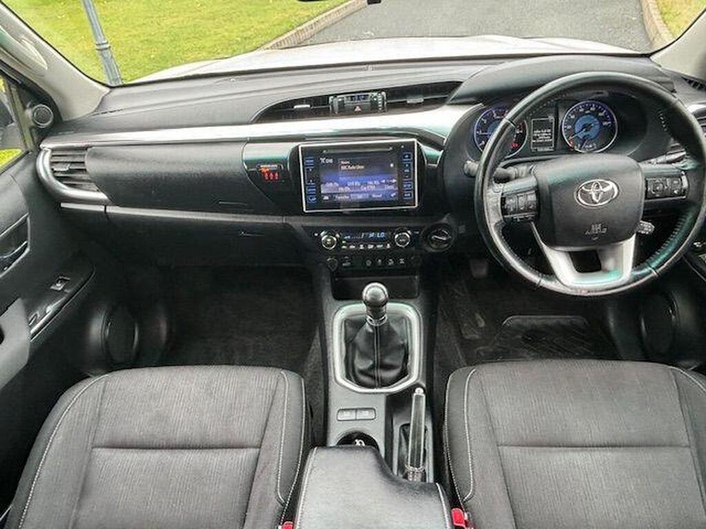 2018 Toyota Hilux 2.4 D-4D Invincible 4WD – £3,900