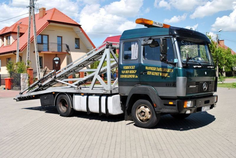 1993 Mercedes 817 recovery truck left hand drive image 4