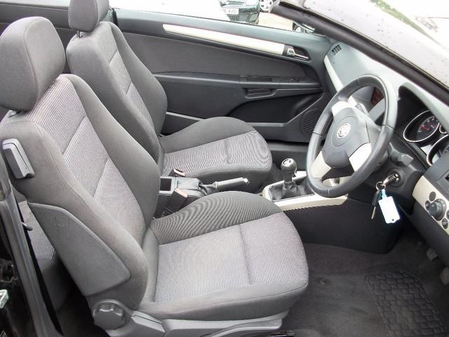 2006 Vauxhall Astra 1.6 i 16v Twin Top 2dr Low Mileage image 7