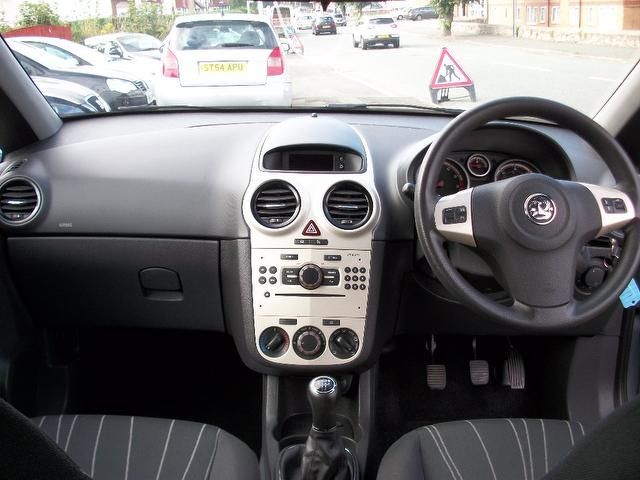 2007 Vauxhall Corsa 1.2 i 16v Club 3dr image 6