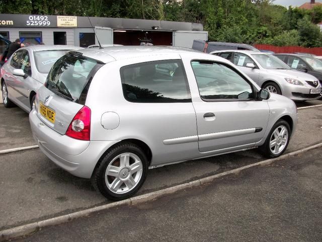 2005 Renault Clio 1.2 16v Extreme 3dr Low Mileage and Insurance image 3