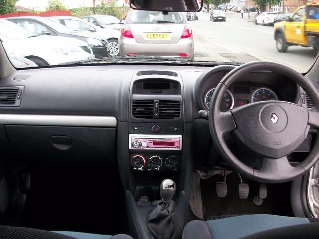 2005 Renault Clio 1.2 16v Extreme 3dr Low Mileage and Insurance image 7