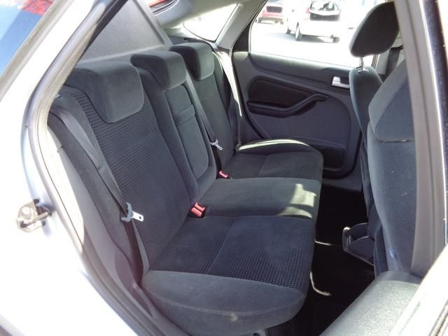 2005 Ford Focus 2.0 TDCi Ghia 5dr CLEAN DIESEL HATCH image 6