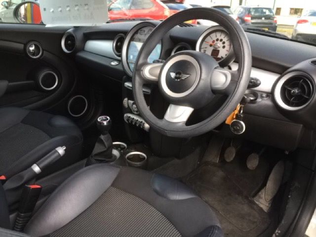 2008 MINI HATCH 1.6 COOPER 3d 118 BHP CHILI PK image 6