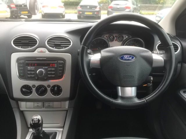 2009 FORD FOCUS 1.6 ZETEC 5d 100 BHP image 5