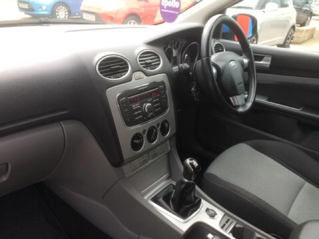 2009 FORD FOCUS 1.6 ZETEC 5d 100 BHP image 7