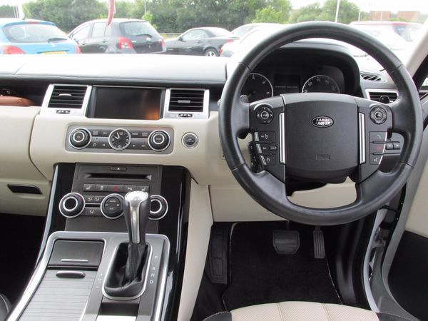 2011 Land Rover Range Rover Sport 3.0 TDV6 Autobiography Sport CommandShift image 4
