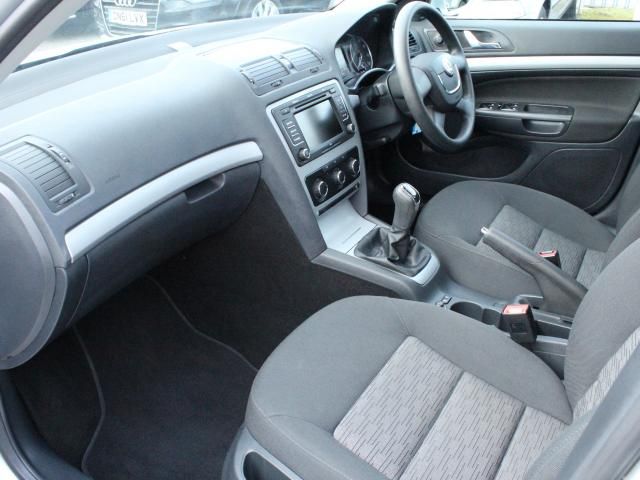 2012 SKODA OCTAVIA 1.6 TDI CR SE Special Edition Connect 5dr image 4