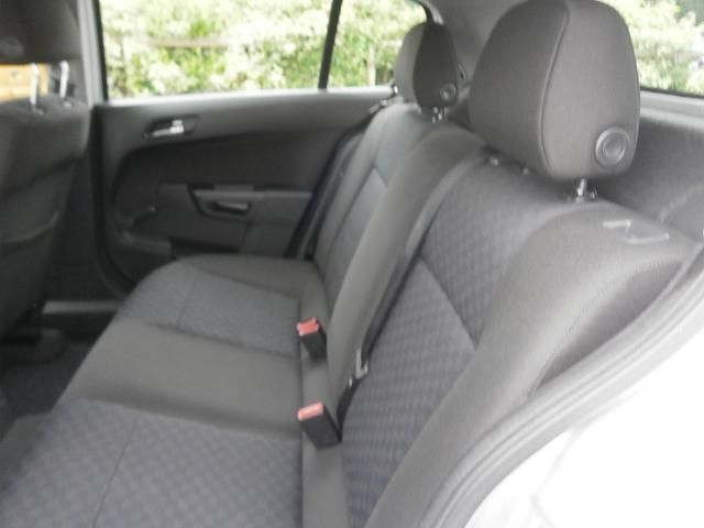 2004 Vauxhall Astra 1.4 i 16v SXi 5dr image 8