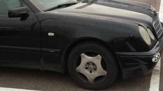 2000 Mercedes E 200 image 2