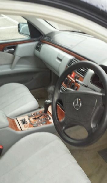 2000 Mercedes E 200 image 3